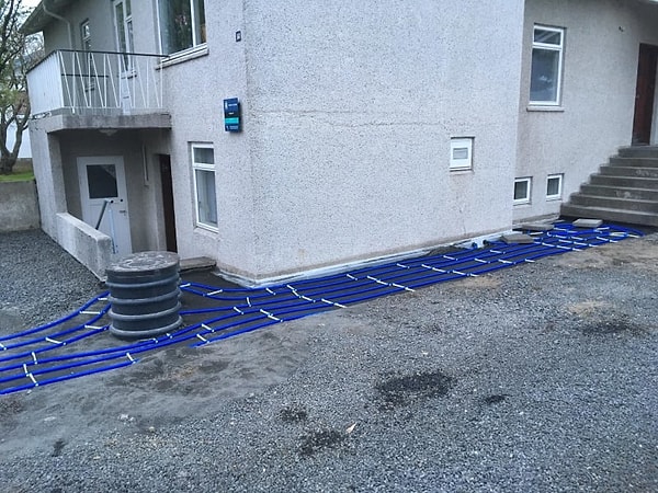 1. В современных домах Исландии под дорожками во дворе имеется отопление, которое необходимо для того, чтобы легко было чистить снег зимой 👍