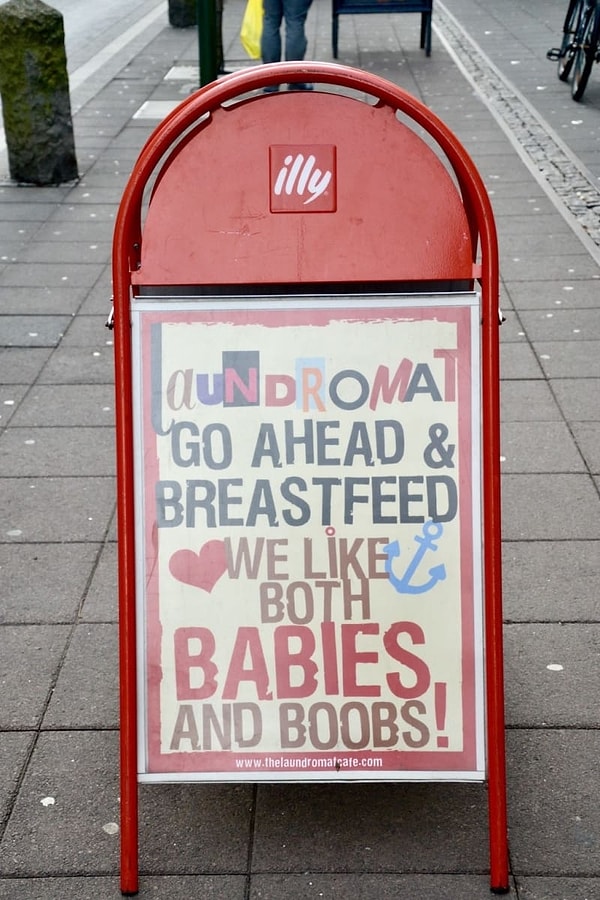 7. Такая наружная социальная реклама говорит о том, что женщинам можно кормить детей грудью где угодно