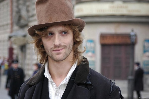 7. Что заложил Родион Раскольников из романа "Преступление и наказание" Достоевского старухе-процентщице, когда пришел к ней во второй раз?