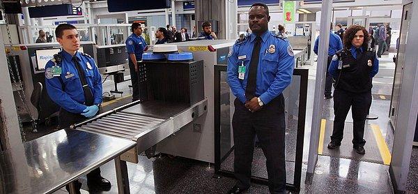 6. "Havalimanlarının her yerinde güvenlik çılgınca. Ta ki bagaj teslimine kadar. Oradan sonra şey gibi, hangi çantayı alırsan al işte."