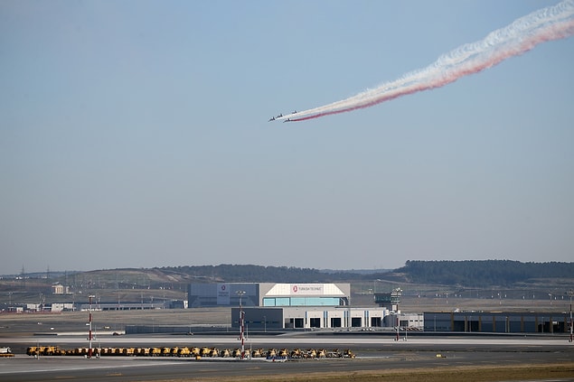 İstanbul hava sahası, Türk Yıldızları'nın gösterisi esnasında 40 dakika kısıtlandı