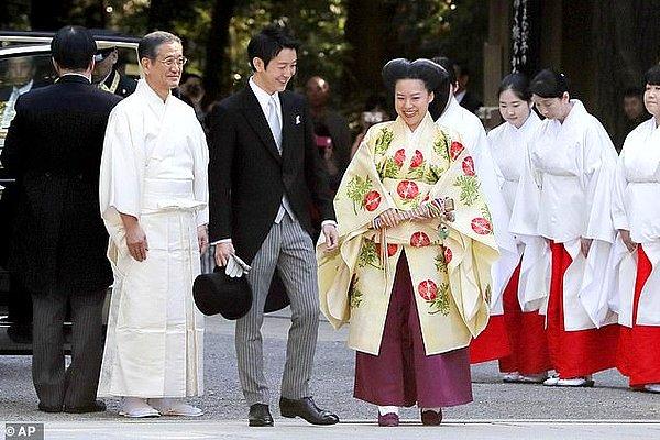 Japonya Prensesi Ayako, Pazartesi günü Tokyo'daki Meiji Mabedi'nde halktan biriyle ritüel dolu bir törenin ardından dünya evine girdi.