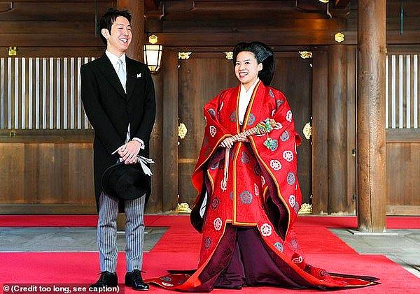Merhum Prens Takamado'nun üçüncü kızı olan Prenses Ayako, geleneksel bir tören elbisesi giyerken, Japon iş adamı Kei Moriya ise smokin tercih etti.