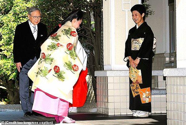 Takamado Prensesi Ayako, annesi Takamado Prensesi Hisako'yu düğününden önceki "Judai-no-Gi" töreninden sonra selamlıyor.