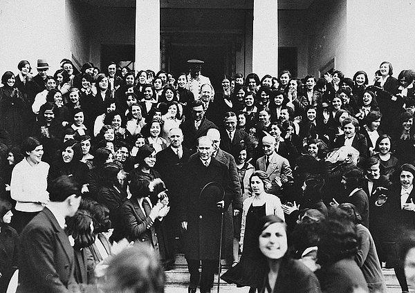 28. Mustafa Kemal Atatürk, İzmir Kız Lisesi'nden ayrılırken. (1931)