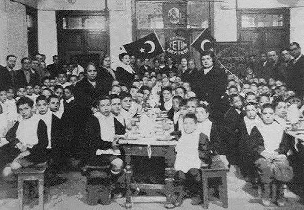 23. İzmir Yetim Mektebi'nde Cumhuriyet Bayramı kutlaması. (1930'lar)