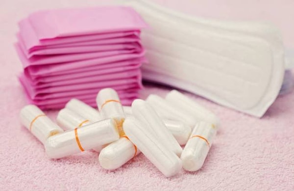 3. Исследует использованные предметы гигиены во время критических дней