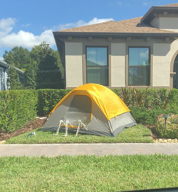 7. То "черепушки" плавают в бассейне, то стригут газоны, то просто отдыхают в палатке.