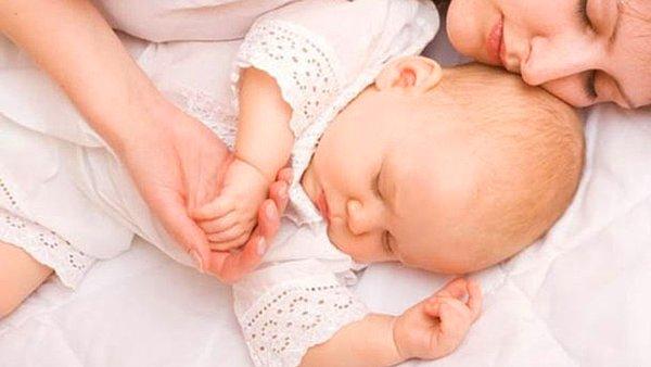 3. Ne olursa olsun bebeğinizle aynı yatakta uyumayın.