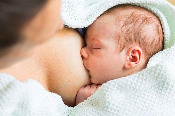 8. Vücudunuz, psikolojiniz, şartlarınız el veriyorsa bebeğinizi mutlaka anne sütüyle besleyin.