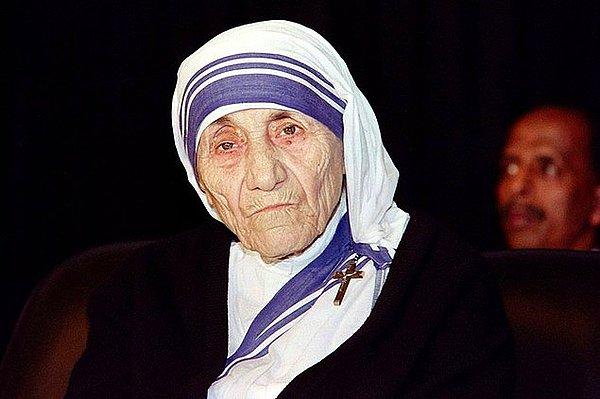 Ağrı kesici ilaçlar verilmediği için can veren insanlar Rahibe Teresa için bir sevinç unsuruydu, tabii ki sadistçe bir sevinçten bahsetmiyoruz.