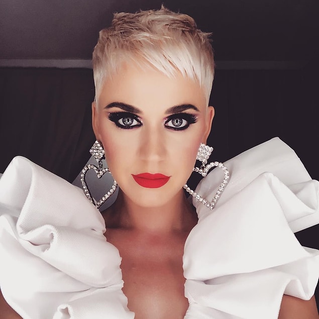 16. Katy Perry ve kırmızı ruju asla çirkin olmayacaklar.