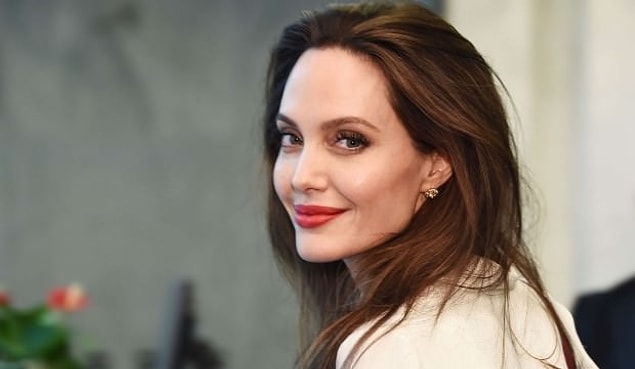 3. Angelina Jolie'ye her şey yakışmak zorunda mı?