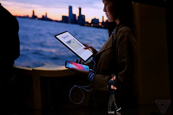 Beklenmeyen ve sevindiren bir yenilik, güçlü bir hoparlör sistemiyle sunulan iPad Pro ile iPhone'umuzu şarj edebileceğiz.