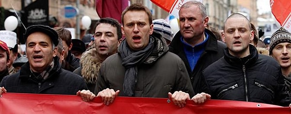 1. Партия или группа, выступающая против господствующей партии или мнения, поддерживаемого большинством: