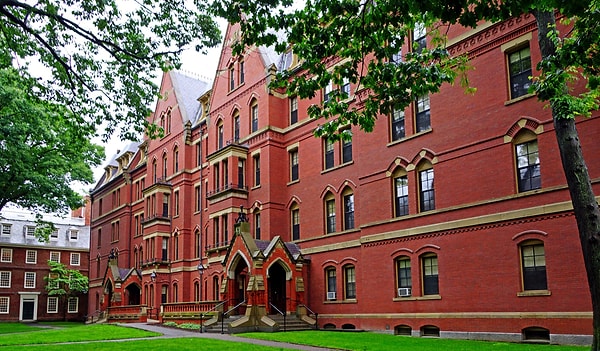 В этом году три первых места достались американским учебным учреждениям. Лидером рейтинга стал Гарвардский университет.