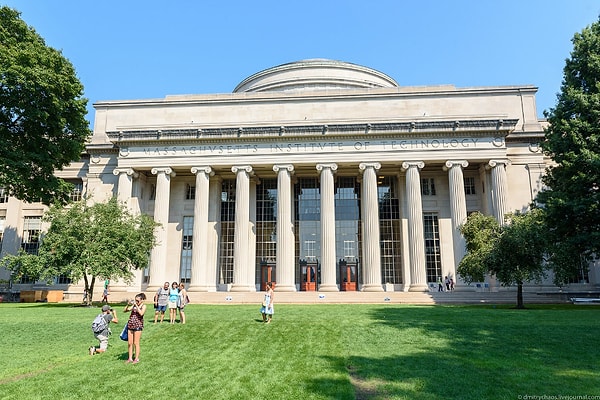 На второй строчке расположился Массачусетский технологический институт.