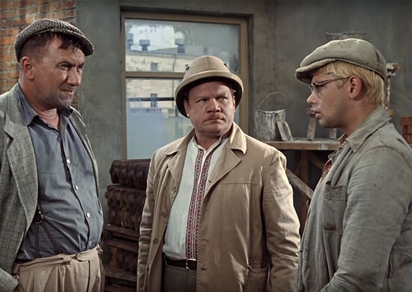 3. "Кто не работает, тот ... . Учись, студент!" ("Операция "Ы" и другие приключения Шурика")