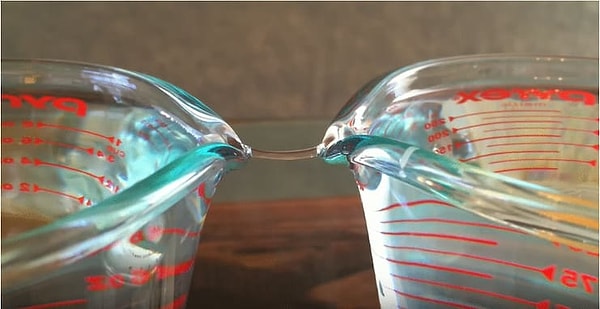 7. Если пропустить высоковольтный ток через два стакана с деионизированной водой, образуется вот такой водный мост