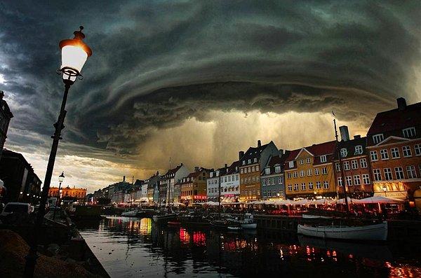 Gökler yarılıyor. Kopenhag, Danimarka