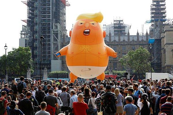 6. Trump'ın ilk kez İngiltere'yi ziyaret edişi için yapılan protestoda  'Bebek Trump' balonu