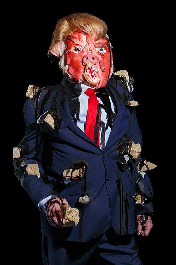 12. Domuz burnu ve kuzu gözünden yapılmış Trump portresi