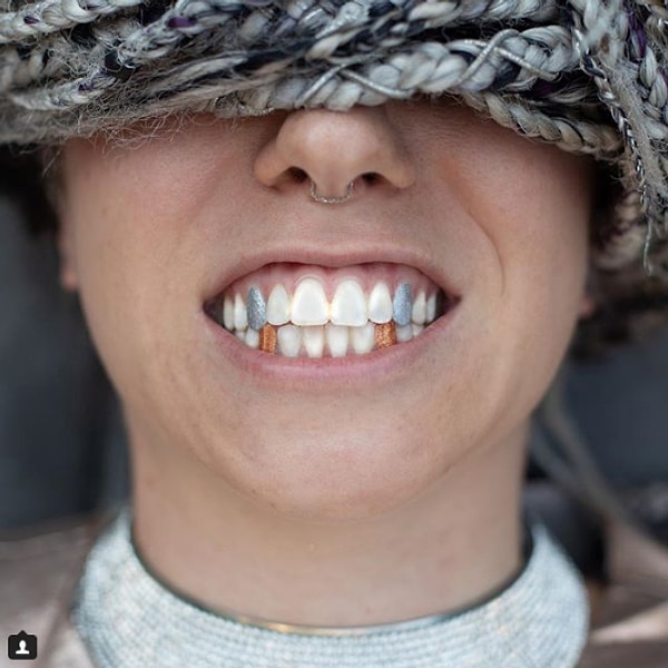 "Мы полагаем, что очень скоро такой лак для зубов станет модой и трендом. Вы сможете красить зубы не только ради посещения какого-нибудь фестиваля, но и в повседневной жизни, чтобы они по цвету сочетались с выбранной вами одеждой"