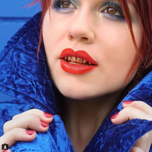 По словам Дэвида, не наносит. И, более того, по истечении 24 часов не оставляет на зубах никаких следов.