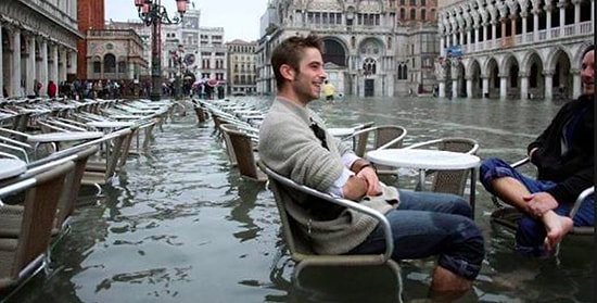 В венецианском ресторане не перестали подавать обеды, несмотря на наводнение