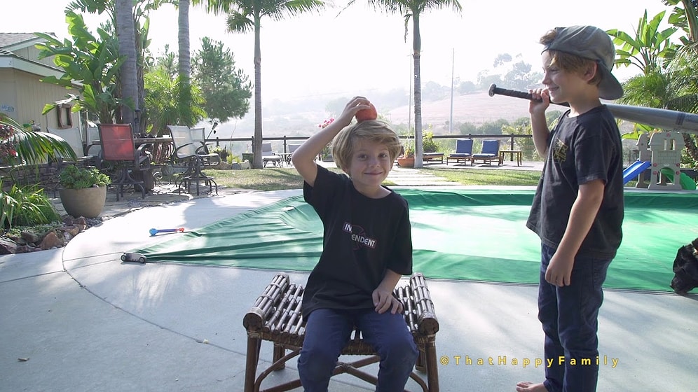 Elmaya Vurmak İsterken Çocuğun Kafasını Dağıtan Beyzbol Sopalı Ufaklık