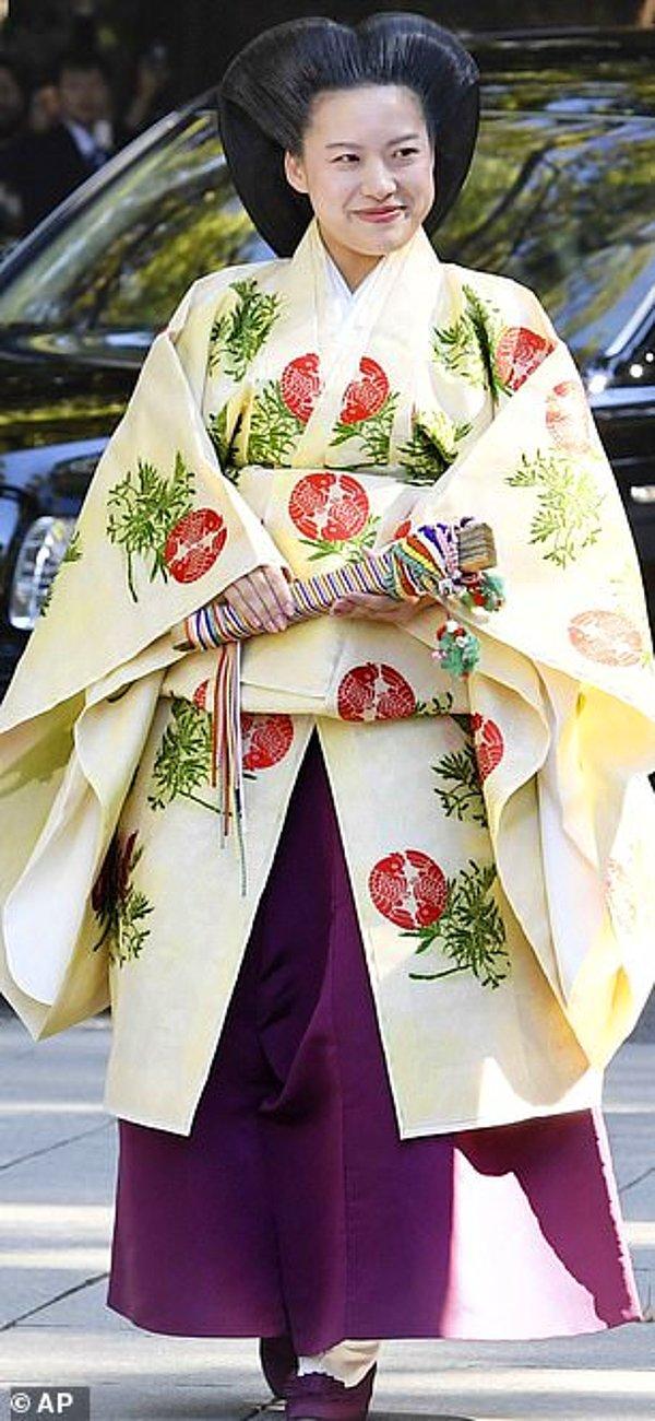 1. Japonya: Takamado Prensesi Ayako Japon iş adamı Kei Moriya ile Pazartesi günü Meiji Mabed'inde gerçekleşen düğünlerinde koyu mor hakama pantolonları ile geleneksel bir solgun sarı, çiçek işlemeli kimono giydi.