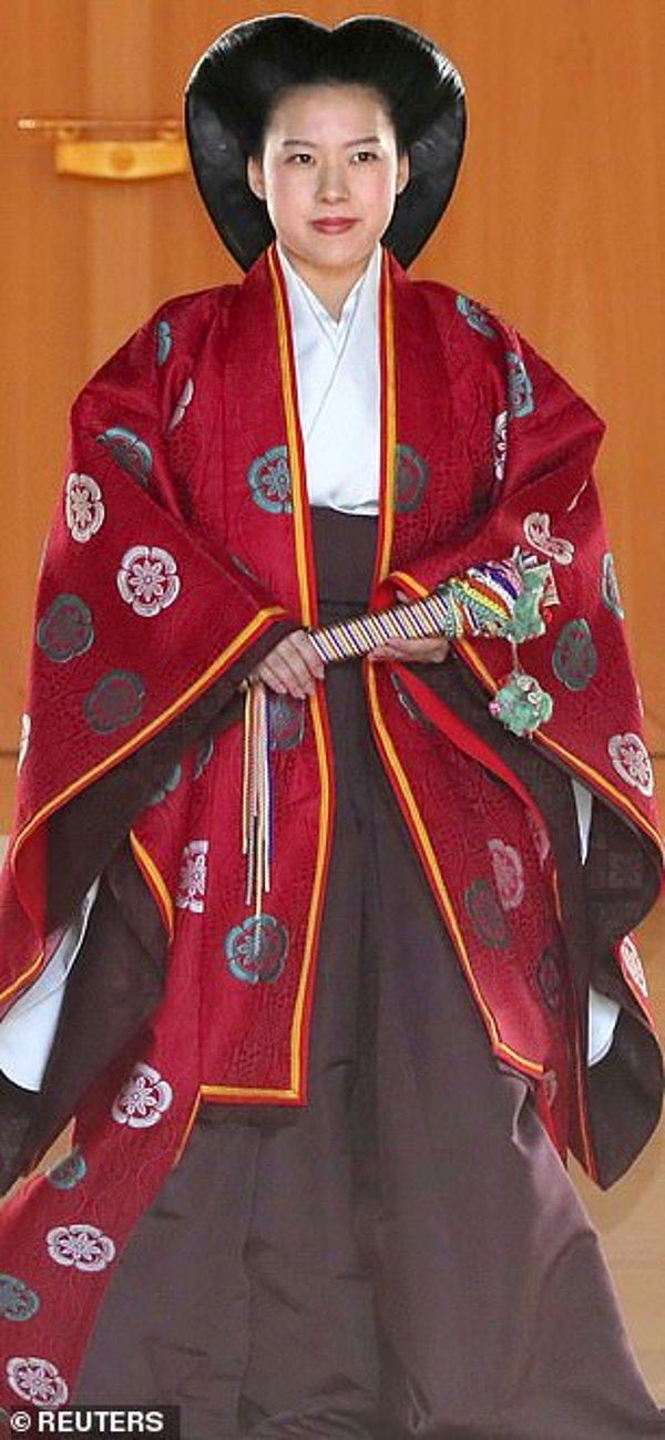 Daha sonra ise Şinto stili kırmızı bir kaftan ve naga-bakama adı verilen kahverengi etek giydi. Japon kültüründe kırmızı rengi iyi şans anlamına geliyor.