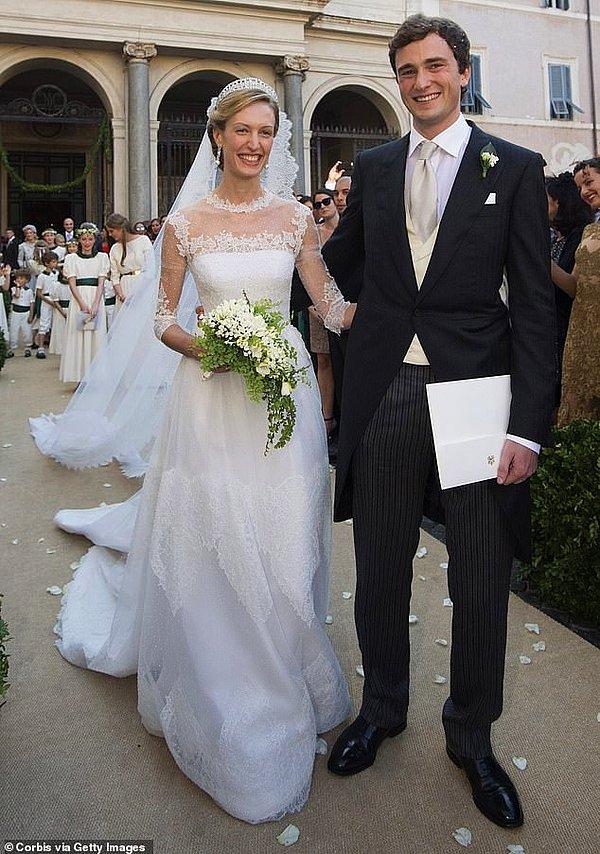 7. Belçika: Prenses Elisabetta, Roma'daki düğünlerinde Belçika Prensi Amedeo'ya "Evet" derken fildişi rengi Valentino marka karmaşık dantel detaylı yerleri süpüren bir gelinlik giydi.