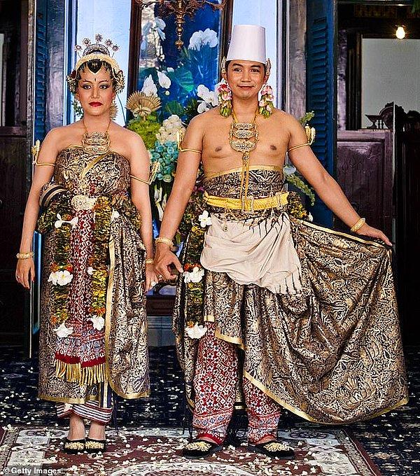 9. Prenses Gusti Kanjeng Ratu Hayu ve Prens Notonegoro'nun Ekim 2013'teki düğünleri üç gün sürdü.
