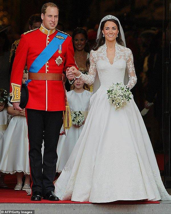 11. Birleşik Krallık: 2011'deki sabırsızlıkla beklenen düğünü için Kate Middleton Alexander McQueen marka, markanın yaratıcı yöneticisi Sarah Burton imzalı bir gelinlik giydi. V yaka elbise uzun kollara ve eteğe sahipti.