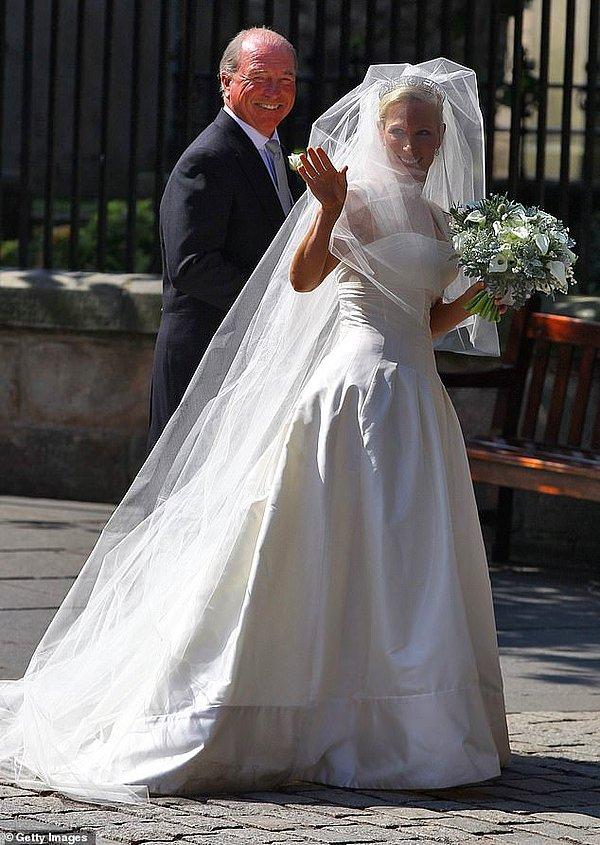 12. Birleşik Krallık: Kraliçe II. Elizabeth'in torunu Zara Phillips, 2011 yılında İngiliz ragbi oyuncusu Mike Tindall ile evlenirken düşes sateni zikzaklı, korseli kraliyet özel tasarımcısı Stewart Parvin imzalı bir elbise tercih etti.