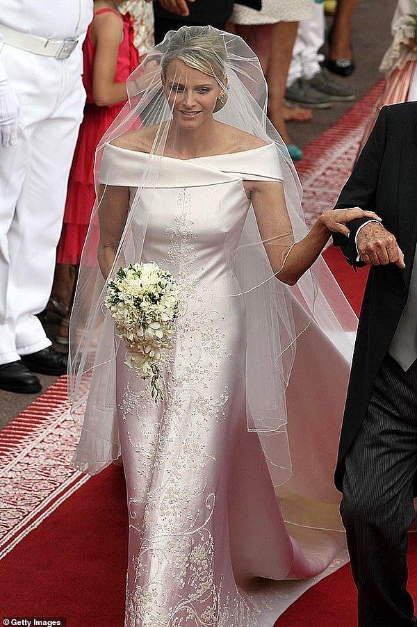13. Monako: Monako Prensi II. Albert 2011'de Giorgio Armani marka asimetrik, düşük omuzlu ve kristallerden yapılmış karışık çiçek deseni dizaynlı ipek gelinlik içindeki Prenses Charlene ile evlendi.
