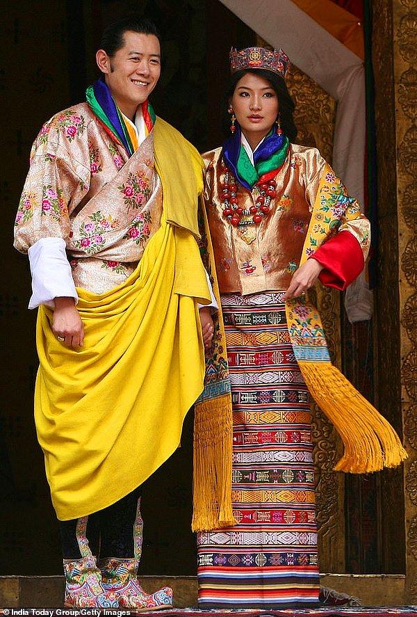 14. Butan: Kral Jigme Khesar Namgyel Wangchuck ve Kraliçe Jetsun Pema'nın 2011'deki düğünlerinde geleneksel Butan kıyafetleri vardı. Gelin ayrıntılarla donatılmış bir kira (Butanlı kadınların ulusal elbisesi) giydi.