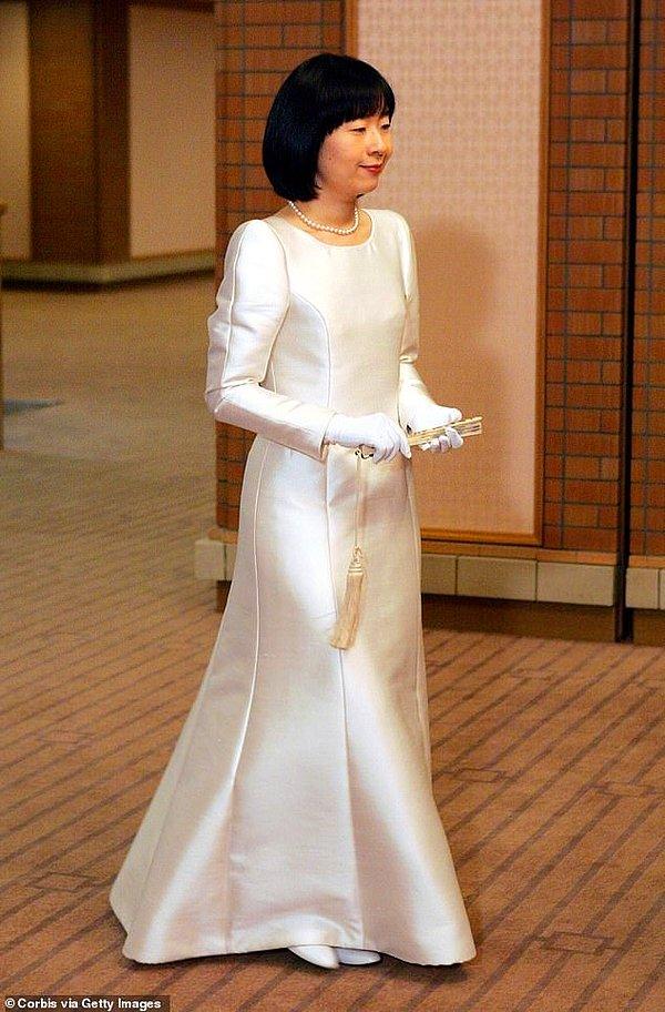 17. Japonya: Eski Japonya Prensesi Sayako Kurado halktan biri olan Yoshiki Kuroda ile evlenip imparatorluk unvanından vazgeçerken uzun kollu sade saten elbisesini beyaz eldivenler ve şık inci kolyesi ile tamamladı.