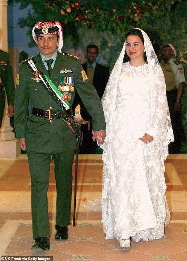 18. Ürdün: Prenses Noor bint Asem bin Nayef zarif uzun kollu dantel bir gelinlik ve gelinliğiyle uyumlu duvağı ile Prens Hamzah bin Hussein ile 2003 yılında evlendi.