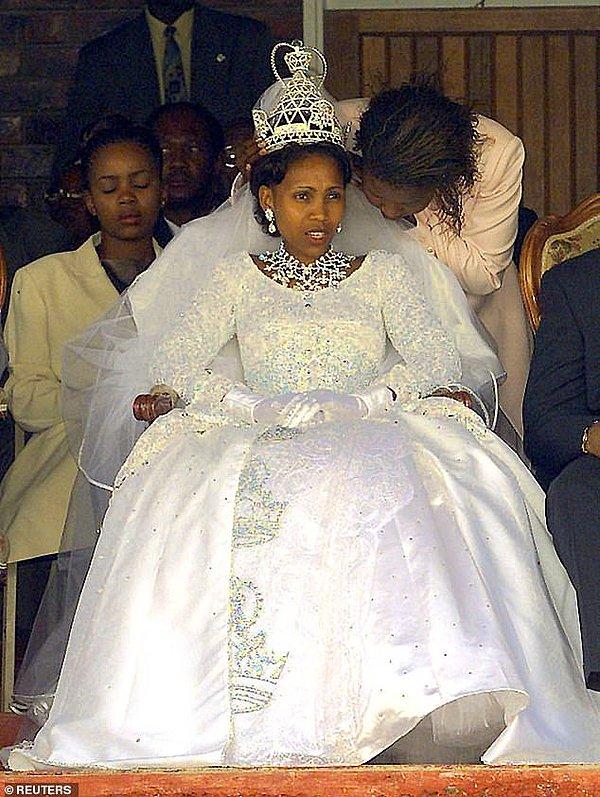 20. Lesoto:Kral III. Letsie ile 2000 yılında evlenen Karabo Motsoeneng (Şimdilerde Kraliçe 'Masenate Mohato Seeiso) takılarla süslü bir saten gelinlik giydi.