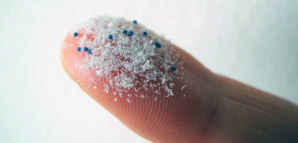 Bu konuyla ilgili çalışmalar yapan bilim insanları, bir yetişkinin tuz ile yılda yaklaşık 2.000 mikroplastik tükettiğini tahmin ediyor.
