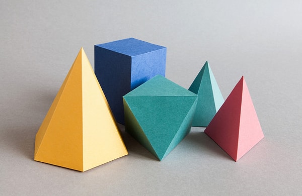 2. Как называется фигура, состоящая из множества точек плоскости, равноудаленных от некоторой точки?