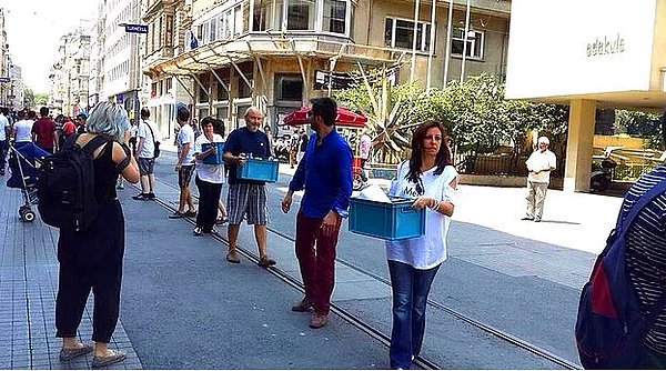 Bir hatırlatma: Beyoğlu İstiklal Caddesi'nde bulunan Robinson Crusoe 389 kitabevi de, 2014 yılında yeni adresine gönüllülerin desteği ile taşınmıştı...