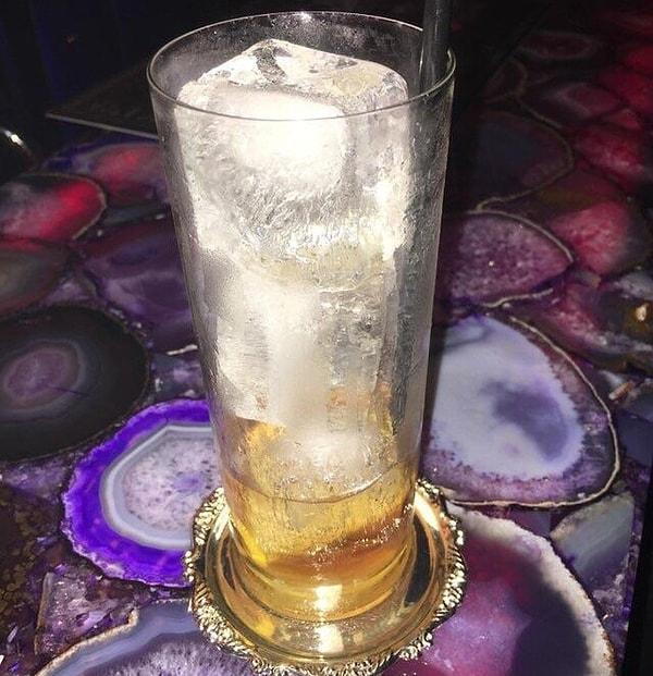 12. “Bir içki ısmarladım, bardağın % 80'i buz küpleriyle dolu.”