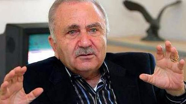 1986 yılında ANAP içerisinde yaşanan iç gerilimler sebebiyle Anavatan Partisi Genel Başkanı Turgut Özal ile çatıştı.