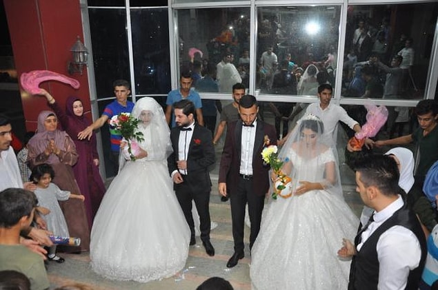 Ancak fotoğrafın, Mardin’de bir adamın aynı anda iki kadınla nikah kıydığını gösterdiği iddiası doğru değil.