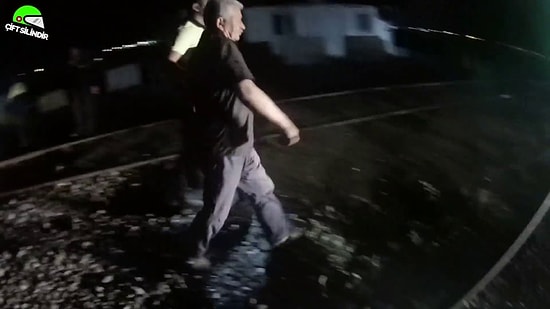 Tren Yoluna Saplanan Aracın Yardımına Koşan Motorcu