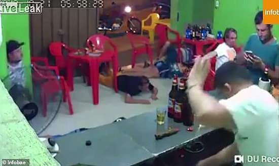 Cep Telefonuyla İlgilenmekten, Mekana Giren Silahlı Soyguncuyu Fark Etmeyen Adam