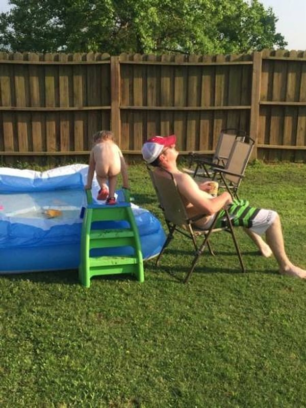 6. Папа отдыхает, дитя довольно